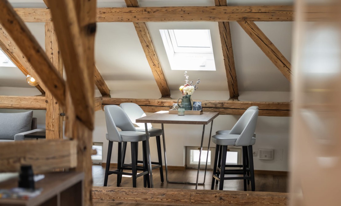 Modernes Apartment mit offenem Wohnbereich und Doppelbett