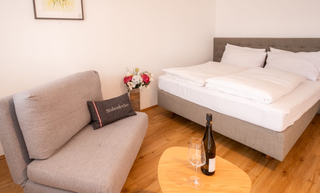 Gemütliche Apartments Waldviertel mit Doppelbett und Sitzbereich