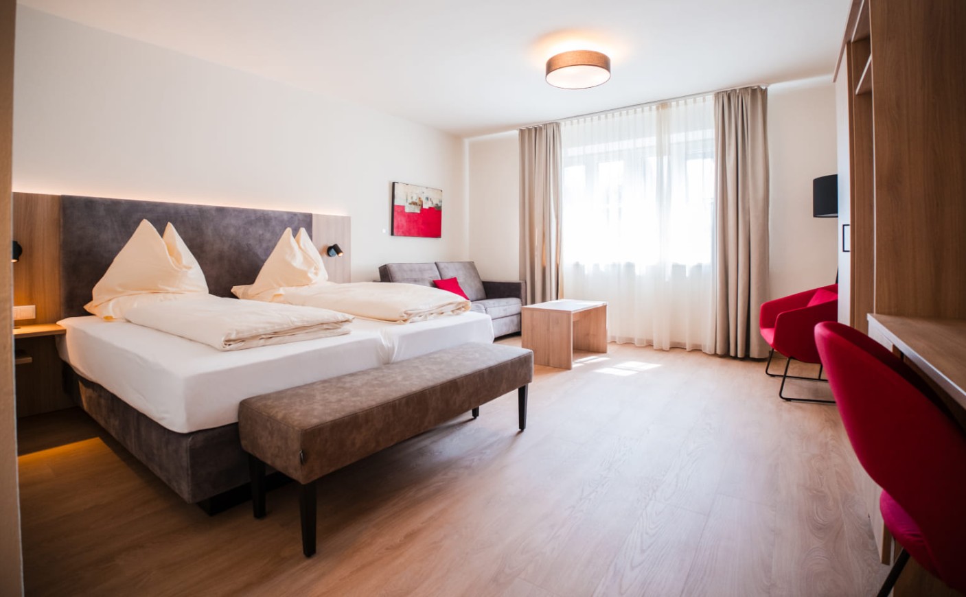 Großzügiges Hotelzimmer mit stilvoller Einrichtung
