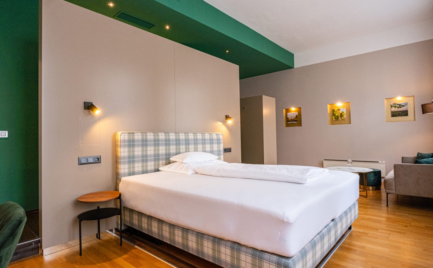 Stilvolles Hotelzimmer mit großzügigem Raumgefühl