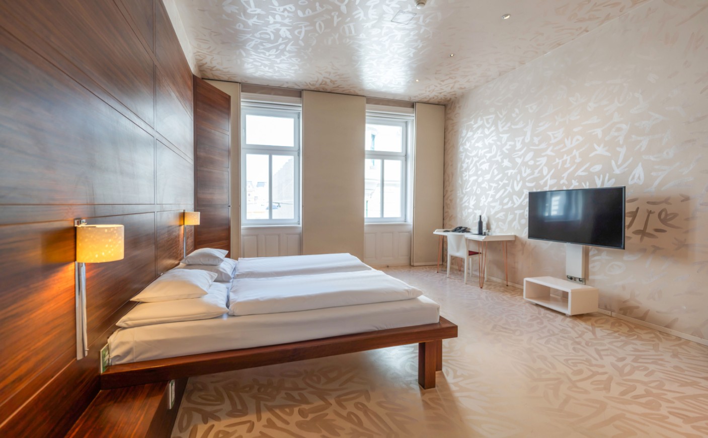 Designzimmer mit hochwertiger Einrichtung und viel Tageslicht