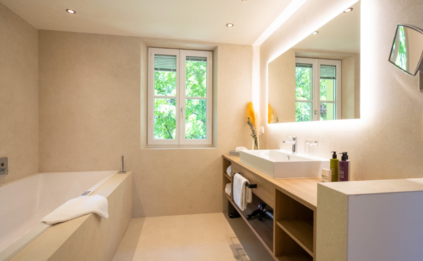 Modernes Badezimmer mit Badewanne und Doppelwaschtisch