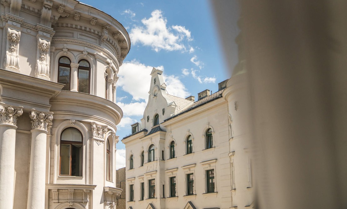 Blick auf die historische Architektur rund um das Hotel Rathaus Wein & Design in Wien