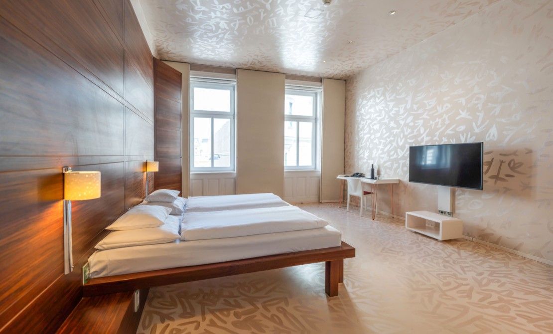 Modern eingerichtetes Doppelzimmer mit Designkonzept