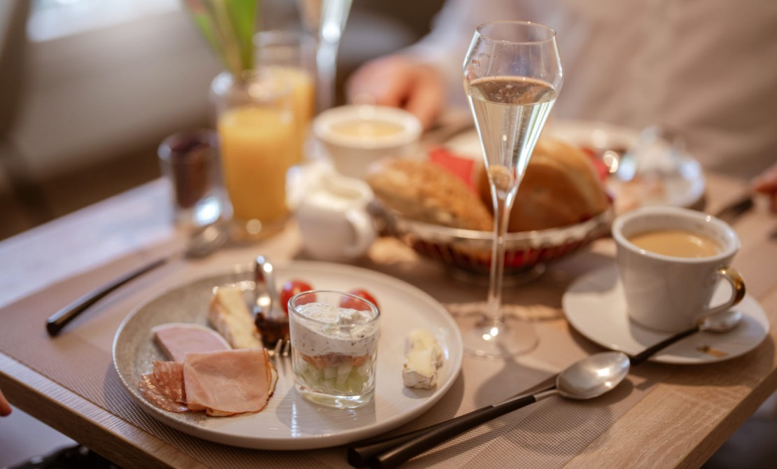 Regionales Frühstücksbuffet mit frischen Spezialitäten im Hotel Rosenvilla in Salzburg