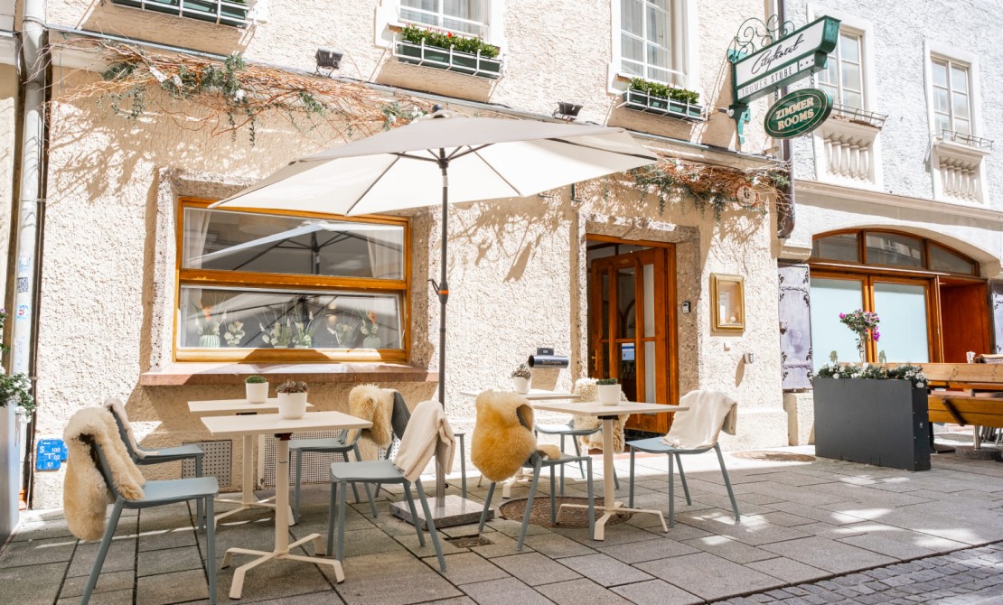 Eingangsbereich mit Terrasse des Hotel Trumer Stube mitten in der Salzburger Altstadt